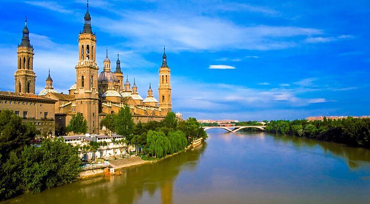 Basilica di Nostra Signora del Pilar a Saragozza lungo il fiume.