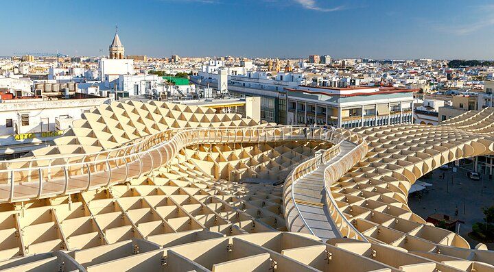 Vista panoramica del Metropol Parasol a Siviglia sotto un cielo blu.