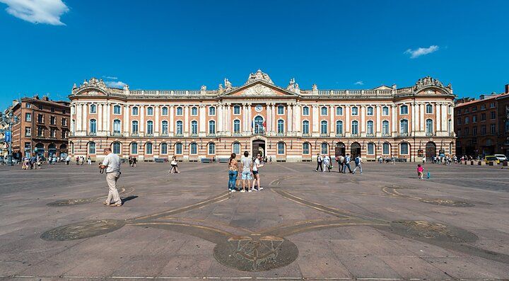 La piazza del Campidoglio a Tolosa con il suo famoso edificio storico.