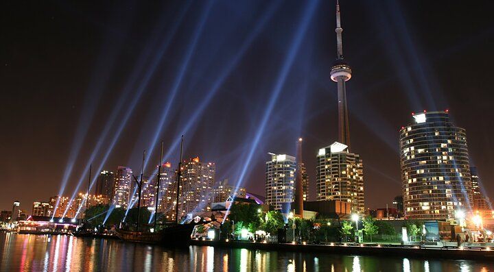Skyline notturno di Toronto con la CN Tower illuminata.