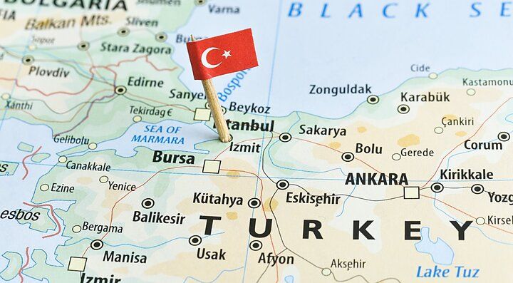 Mappa della Turchia con bandierina segnaposto rossa a Istanbul.