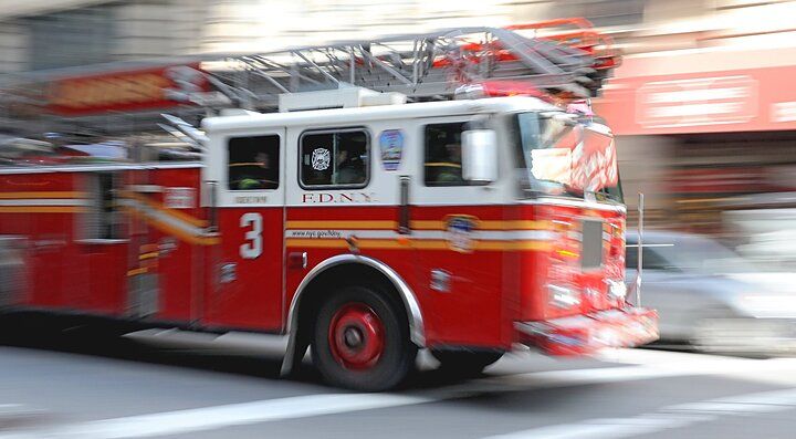 Camion dei vigili del fuoco di New York in movimento in città.