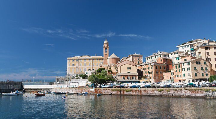 Panorama di Genova con edifici storici sul lungomare.