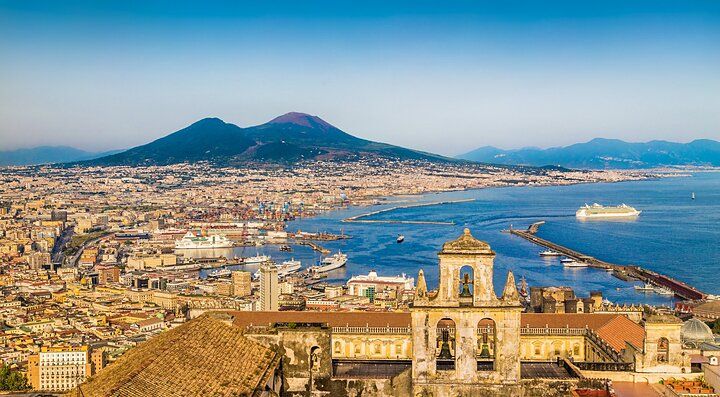 Panorama di Napoli con vista sul Vesuvio e il golfo.