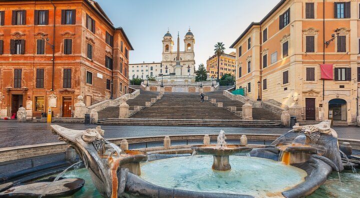Scalinata di Trinità dei Monti a Roma con Fontana della Barcaccia.