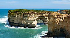 Formazioni rocciose sulla costa australiana con acqua cristallina.