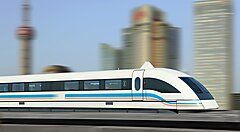 Treno ad alta velocità a Shanghai con grattacieli sullo sfondo.