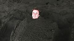 Marco Togni immerso in un bagno di sabbia a Beppu.