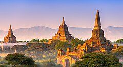 Templi storici di Bagan in Birmania al tramonto.
