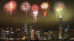 Fuochi d'artificio sullo skyline di Hong Kong durante Capodanno.