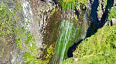 Cascata delle Frepe in un paesaggio naturale verde e roccioso.