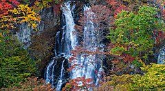 Cascata Kirifuri immersa nei colori autunnali in Giappone.