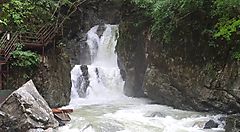 Cascata circondata da rocce e vegetazione a Hida.