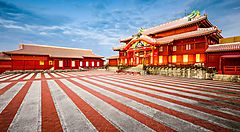 Il Castello di Shuri a Okinawa con il suo cortile ampio e colorato.