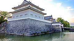 Il Castello Sunpu in Giappone circondato da un fossato d'acqua.