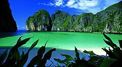 La baia di Maya Bay con acque turchesi e scogliere verdi.