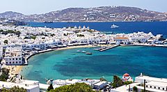 Vista panoramica di Mykonos con mare azzurro e case bianche.