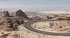 Strada panoramica tra le montagne ad Abu Dhabi.