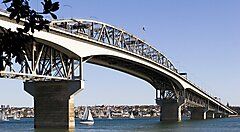 Il ponte Auckland Harbour Bridge con barche a vela sotto.