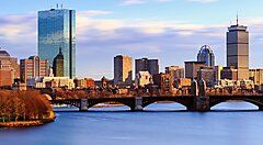 Skyline di Boston con grattacieli e ponte sul fiume Charles.