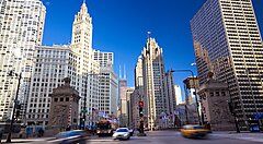 Grattacieli nel centro di Chicago con veicoli in movimento.