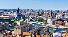 Vista panoramica di Copenhagen con edifici storici e canali.