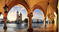 Architettura storica e mercato centrale a Cracovia al tramonto.