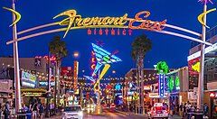 Insegne luminose nel quartiere Fremont East di Las Vegas di sera.