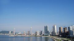 Skyline di Panama City con grattacieli e il mare in primo piano.