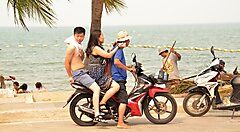 Persone su uno scooter lungo la costa di Pattaya.