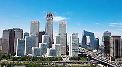 Lo skyline moderno di Pechino con grattacieli e il China Central Television Headquarters.