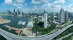 Vista aerea di Singapore con grattacieli e strade sopraelevate.
