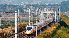 Treno ad alta velocità su una linea ferroviaria nei dintorni di Taipei.