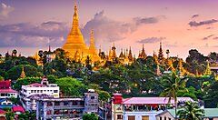Vista del complesso della pagoda Shwedagon a Yangon al tramonto.