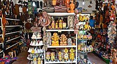 Negozio di souvenir in Sri Lanka con statue e artigianato locale.