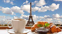 Colazione francese con croissant e caffè davanti alla Torre Eiffel.
