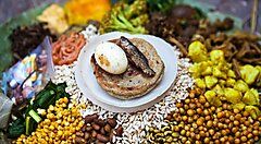 Piatto tradizionale nepalese con uovo, legumi e verdure assortite.