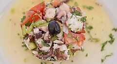 Insalata di polpo con olive e verdure tipica del Portogallo.