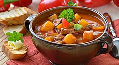 Zuppa tipica ungherese servita in una ciotola di ceramica.