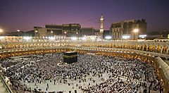 La Moschea della Mecca in Arabia Saudita illuminata al tramonto.