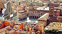 Piazza Maggiore a Bologna vista dall'alto con edifici storici circostanti.