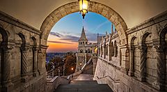 Terrazza del Bastione dei Pescatori a Budapest al tramonto.