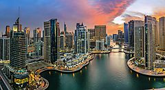 Skyline di Dubai Marina al tramonto con grattacieli e canali