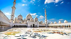 La grande moschea di Sheikh Zayed ad Abu Dhabi con dettagli ornamentali.