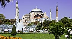 Hagia Sophia a Istanbul con fontane e giardini in primo piano.