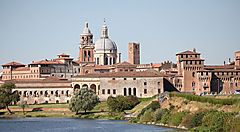 Panorama di Mantova con edifici storici e fiume.