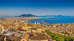 Veduta panoramica di Napoli con il Vesuvio sullo sfondo.