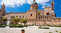 La Cattedrale di Palermo con il cielo blu sullo sfondo.