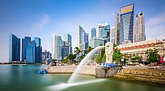 Lo skyline di Singapore con il Merlion e grattacieli sullo sfondo.