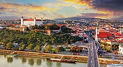 Veduta del castello di Bratislava e del Danubio al tramonto.